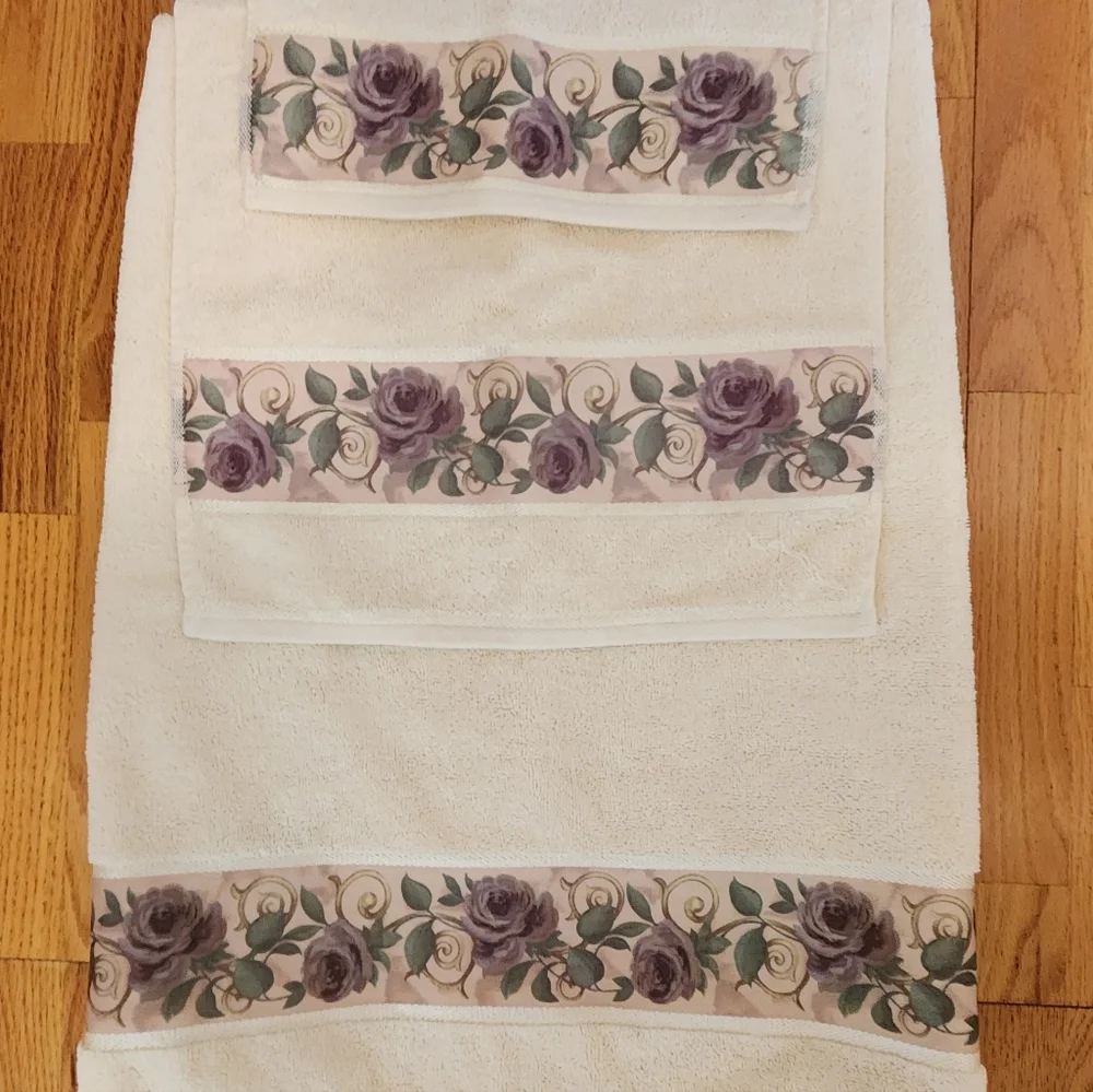 Floral Patterned Shower And Bath Towel Set W/ Hooks
